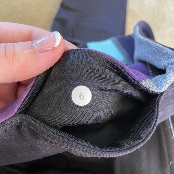 Lululemon black leggings with patterned band size 6 - Picture 3 of 4